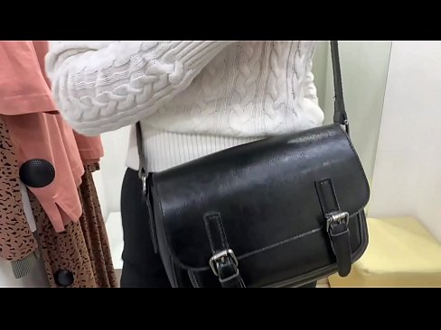 ❤️ فٹنگ روم میں ڈلڈو کے ساتھ نوجوان کتیا فیرل بیری کی عوامی مشت زنی ❤❌ ہم پر ur.pornodil.ru ️❤